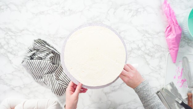 Osoba haftująca wzór